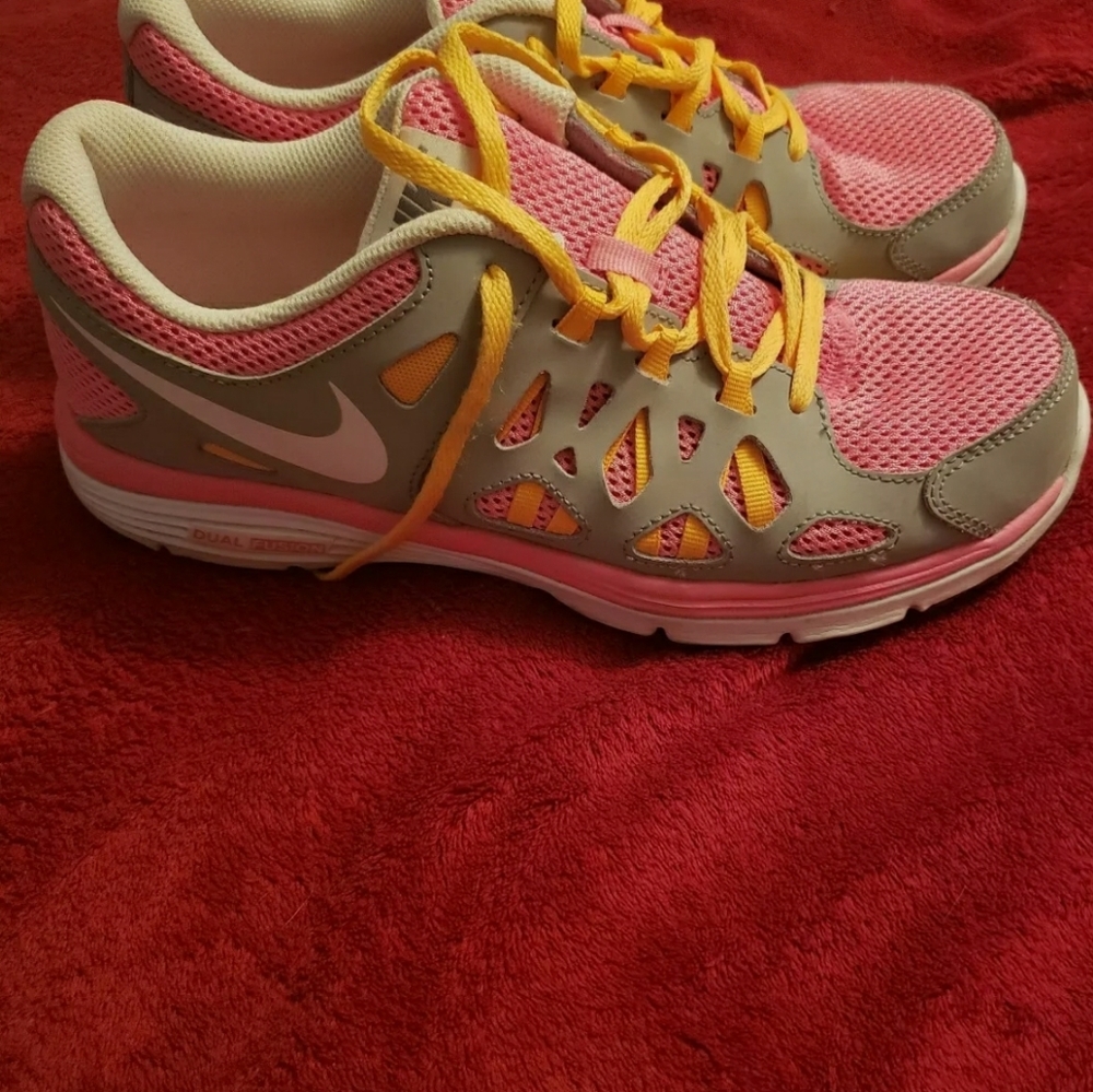 Womens Nike pink shoes